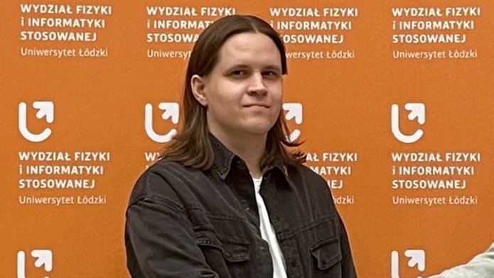 na tle ścianki wydziałowej w kolorze pomarańczowym z logo WFiIS od lewej: Jędrzej Kozak, Paweł Żaboklicki