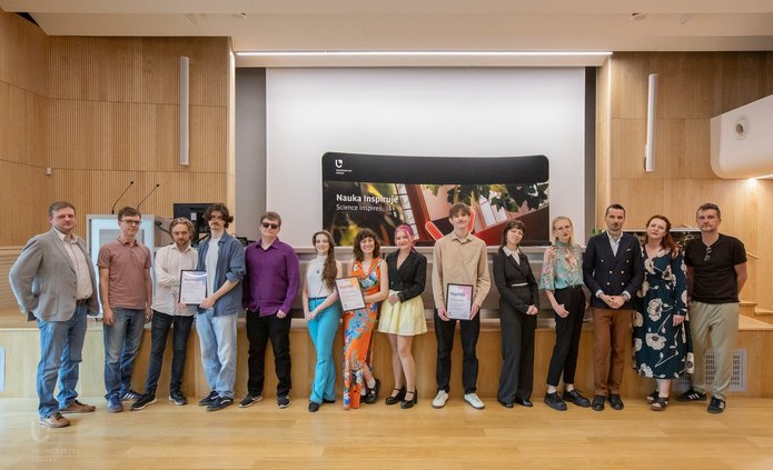 Grupowe zdjęcie osób nagrodzonych w konkursach