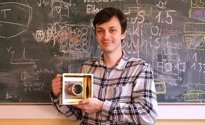 dr inż. Maciej Ślot ze swoim wynalazkiem