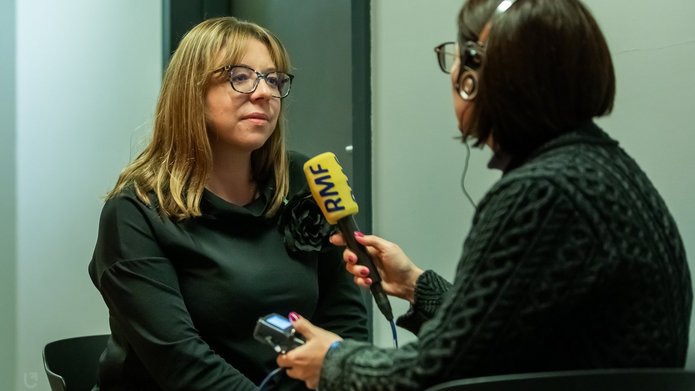 Dr Ewelina Kostrzewska z dziennikarką