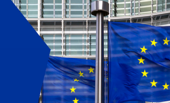 Reklama zachęcająca do pracy w instytucjach Unii Europejskiej: niebieskie tło z flagą UE, nowoczesny budynek w tle oraz polski tekst informujący o terminie zgłoszeń, wymaganiach i korzyściach pracy w UE.