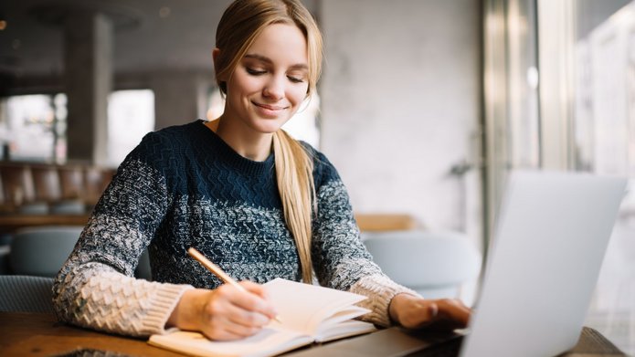 Studentka pracuje przy komputerze w czytelni