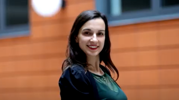 Zdjęcie przedstawia kobietę na patio Wydziału Zarządzania