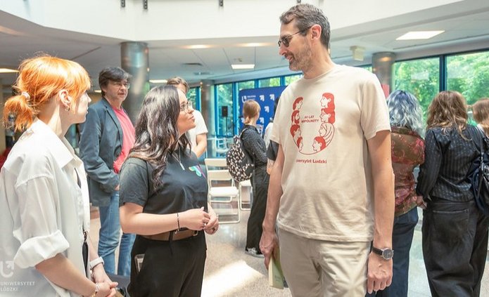 Rektor UŁ z osobami studiującymi