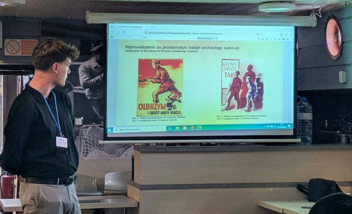 Krystian Kamiński prezentuje prezentację