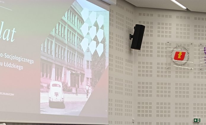 Ekran z napisem: 60 lat Wydziału Ekonomiczno-Socjologicznego Uniwersytetu Lódzkiego