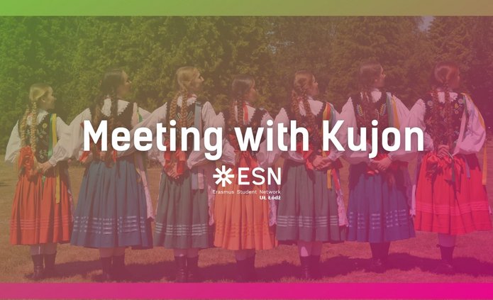 grafika przedstawia napis "meeting with kujon" oraz logo organizacji ESN UŁ, w tle znajduje się zdjęcie tancerek w strojach rzeszowskich stojących w rzędzie tyłem do kamery 
