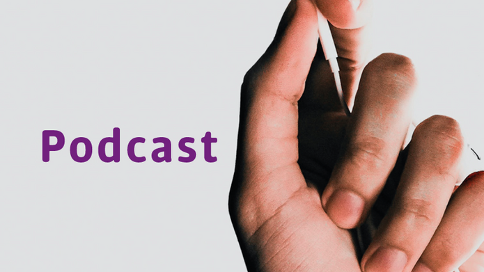 grafika z dłonią trzymająca słuchawkę i napisem Podcast