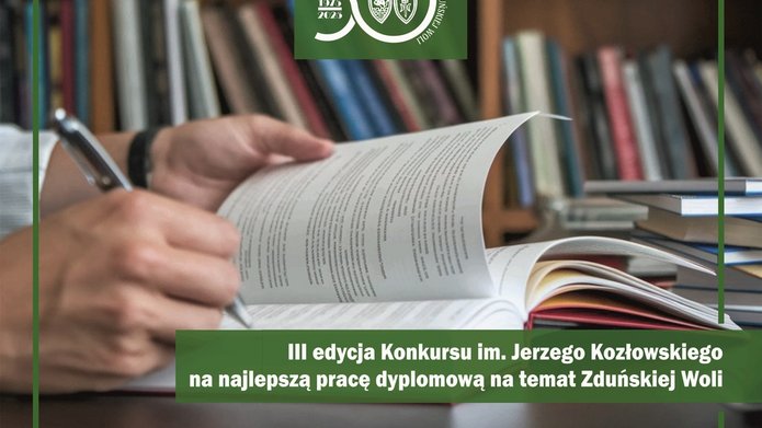 kolorowa grafika przedstawiająca na pierwszym planie dłonie mężczyzny, w których trzyma pióro i książkę