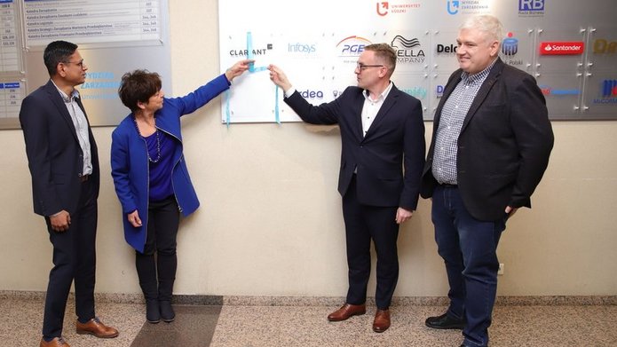 Pani Dziekan i przedstawiciele firmy odsłaniający tabliczkę