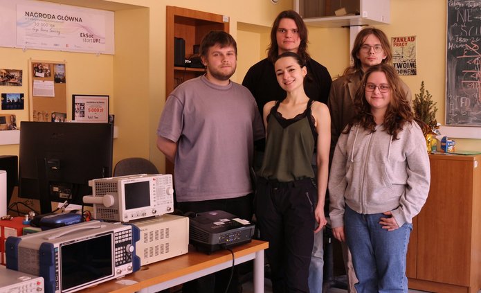 na zdjęciu: osoby studenckie wchodzące w skład SKN "Nabla" 