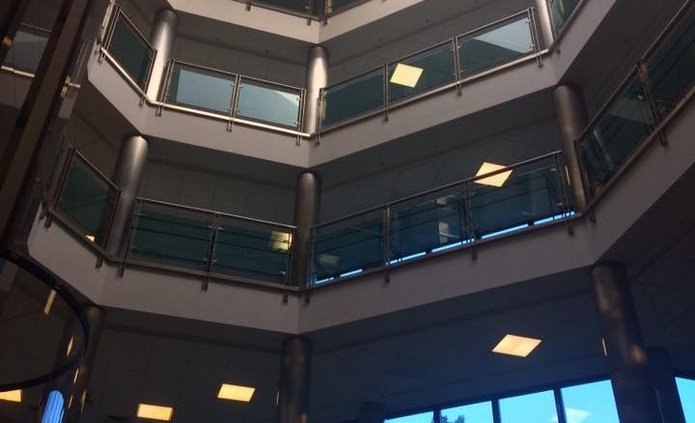 Piętra Biblioteki UŁ pokazanie z perspektywy holu na parterze.