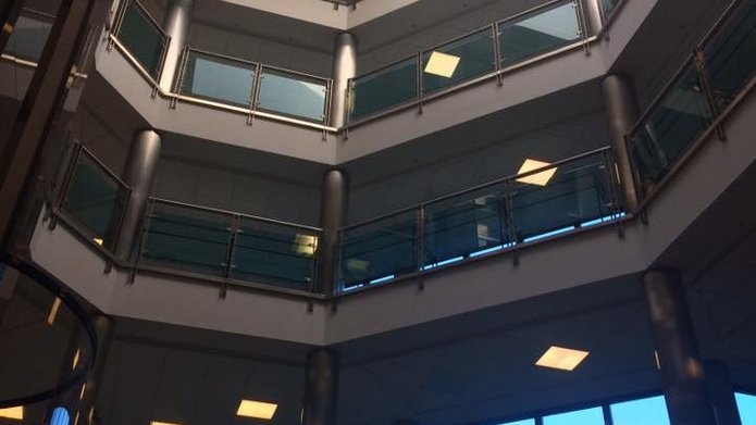 Piętra Biblioteki UŁ pokazanie z perspektywy holu na parterze.