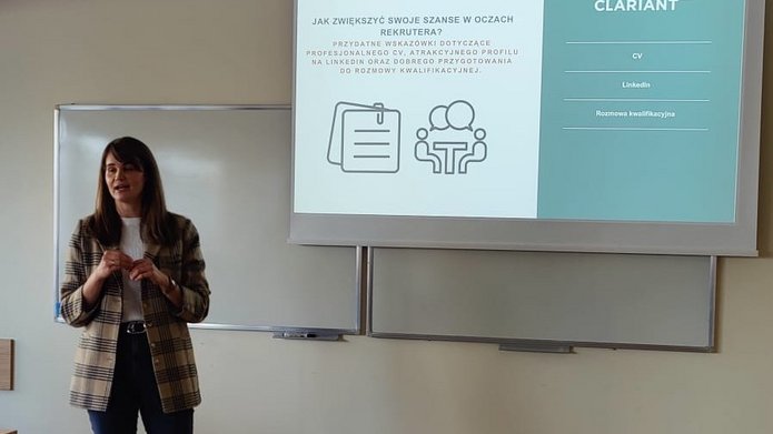 prowadząca warsztaty na tle prezentacji
