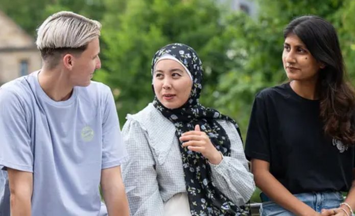 3 osoby podczas rozmowy