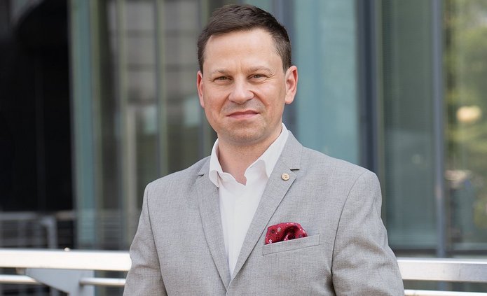 Mężczyzna w garniturze.