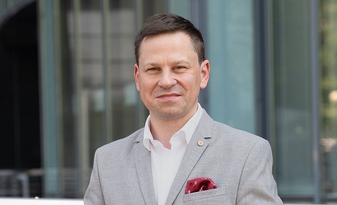 Mężczyzna w szarek marynarce