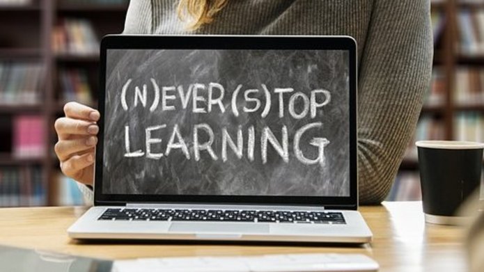 ekran z napisem never stop learning