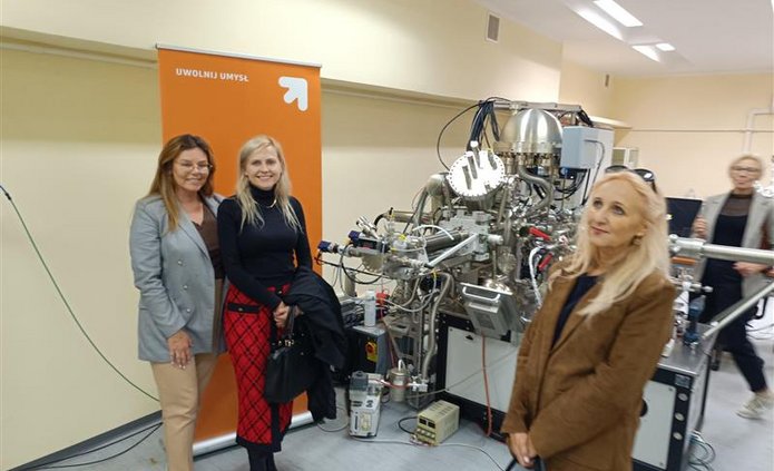 uczestnicy programu Zasmakuj studiowania w Łodzi oglądają pracownię na Wydziale