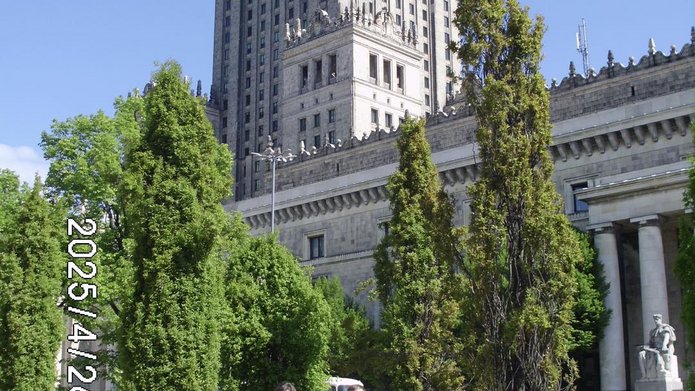 Studenci na tle Pałacu Kultury i Nauki