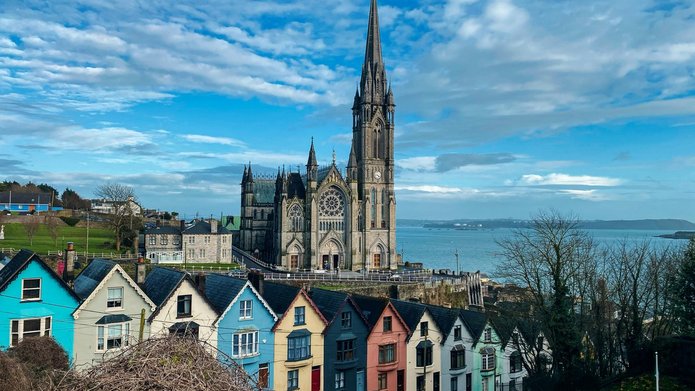 Cork, kolorowe domy i katedra na tle morza