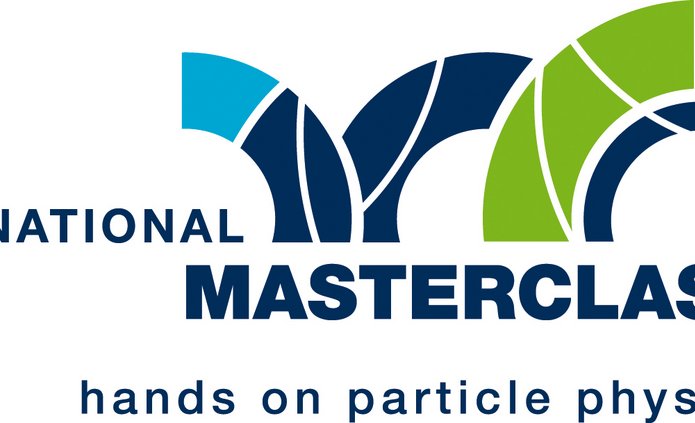 Grafika przedstawia logo programu „International Masterclasses – hands on particle physics”. W centralnej części widoczny jest duży, pogrubiony napis „MASTERCLASSES” w kolorze ciemnogranatowym. Nad nim znajduje się stylizowana liczba „20”, utworzona z geometrycznych, półkolistych segmentów. Wewnątrz segmentów widoczne są cienkie, białe, zakrzywione linie przypominające ślady cząstek elementarnych rejestrowane w detektorach fizycznych. Kolorystyka obejmuje odcienie granatu, zieleni i turkusu na jasnym, jednolitym tle. Pod głównym napisem znajduje się mniejszy tekst: „hands on particle physics”.