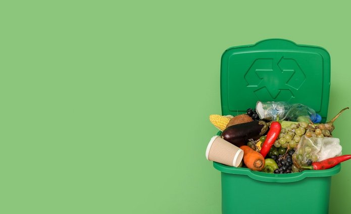Kosz pełen zmarnowanego jedzenia.