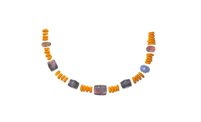 Kompozycja paciorków w kolii kultury wielbarskiej