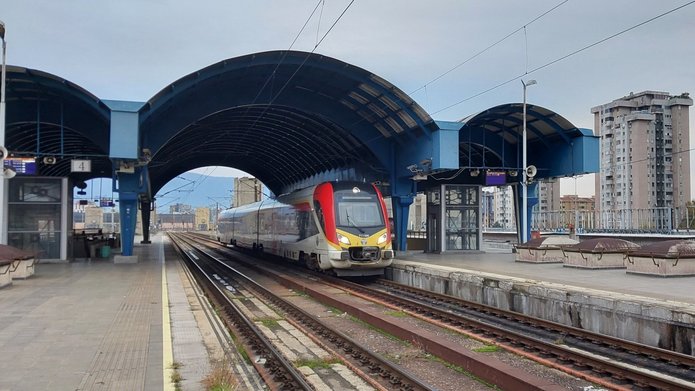 Pociąg wyjeżdżający z tunelu