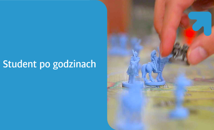 dłoń i figurki z gry planszowej, napis student po godzinach