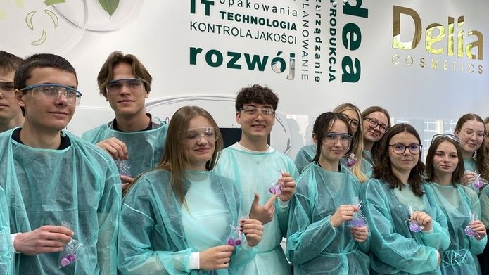 grupa młodych ludzi w ochronnych fartuchach w laboratorium chemicznym 