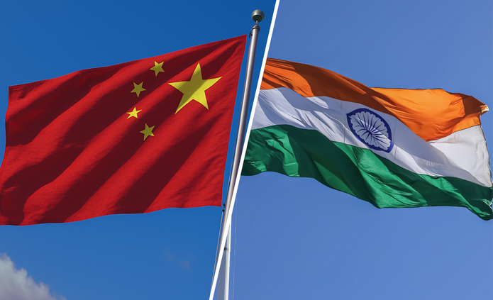 Po lewej stronie flaga Chin, a po prawej stronie flaga Indii