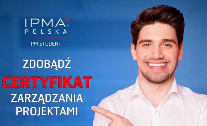 Uśmiechnięty mężczyzna wskazuje napis: IPMA Polska Zdobądź certyfikat zarządzania projektami