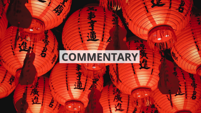Wiele czerwonych latarni we wschodnioazjatyckim stylu z napisem ‘commentary’