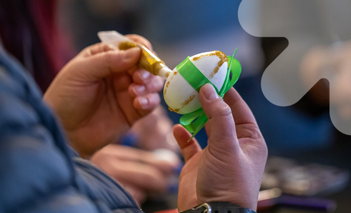 Osoba malująca pisankę