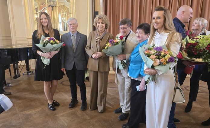 wręczenie nagrody, zdjęcia laureatów z prezydent Hanną Zdanowską