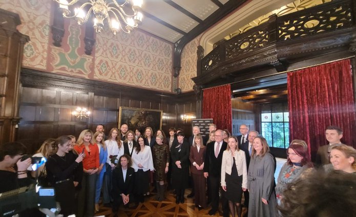 Zdjęcie z wręczenia nagrody - wszyscy nagrodzeni na zdjęciu grupowym