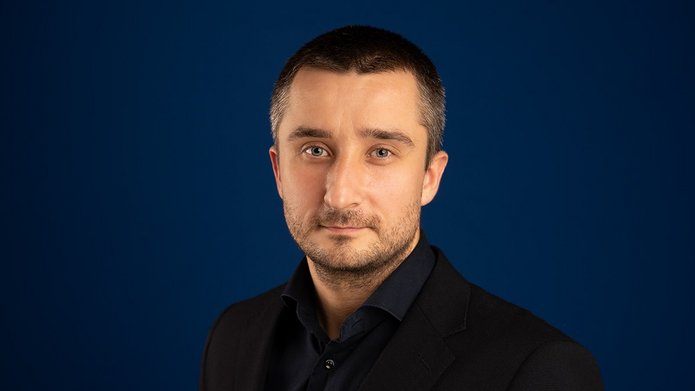 Mężczyzna w marynarce.