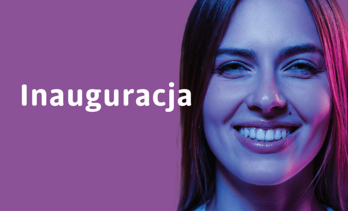 młoda kobieta i napis inauguracja