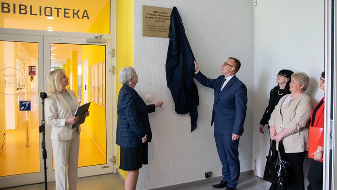 Moment odsłonięcia tablicy