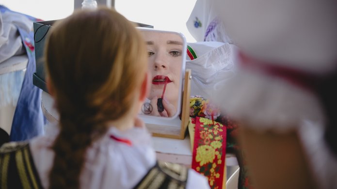 grupa ludzi w strojach ludowych