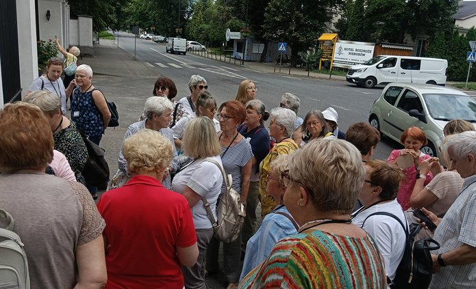 Seniorzy zwiedzają pałac w Nieborowie