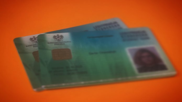 legitymacje studenckie na pomarańczowym tle
