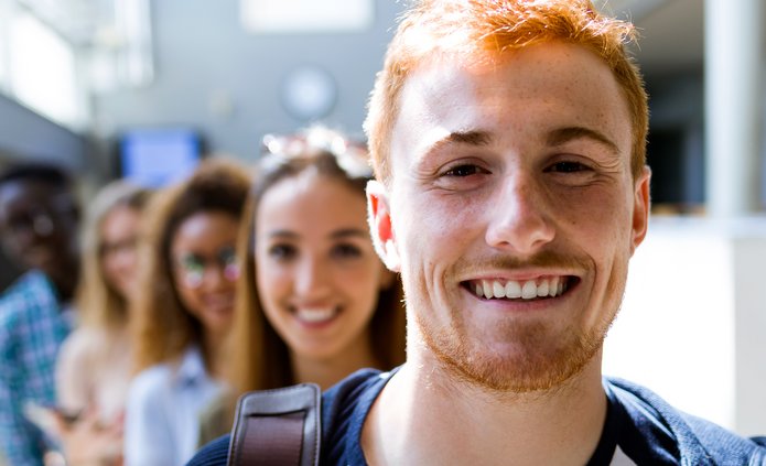 uśmiechnięci ludzie