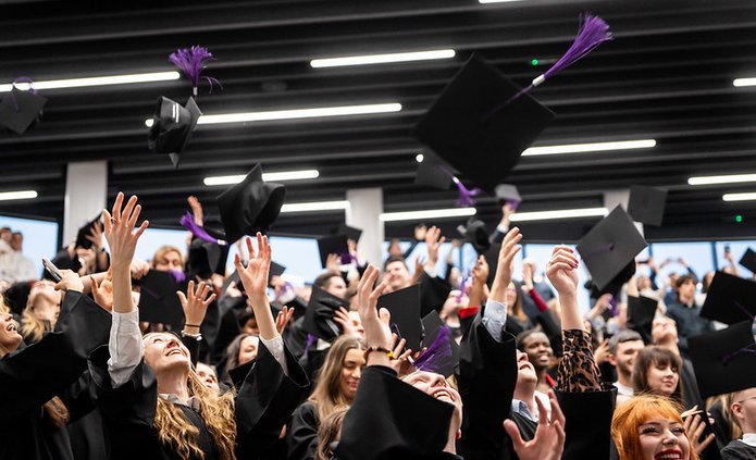 absolwenci rzucający birety