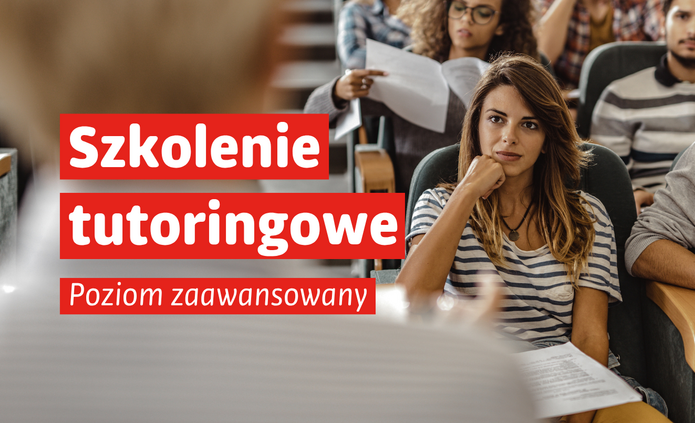 Grafika promująca szkolenie tutoringowe na poziomie zaawansowanym. W tle widoczna jest sala wykładowa ze studentami siedzącymi w rzędach. Na pierwszym planie osoba w koszulce w biało-granatowe paski uważnie słucha, opierając brodę na dłoni i trzymając materiały na kolanach. Po lewej stronie, na czerwonych polach, znajduje się biały napis: „Szkolenie tutoringowe”, a poniżej: „Poziom zaawansowany”.