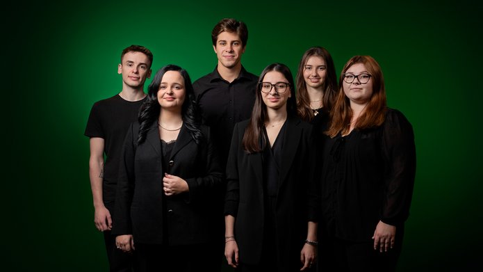 Grupa 3 studentów i 3 studentek UŁ ubranych na czarno
