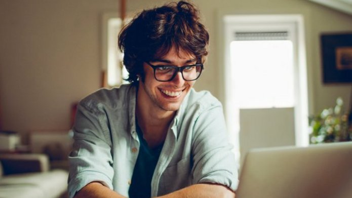 Student uczestniczący w zajęciach online.