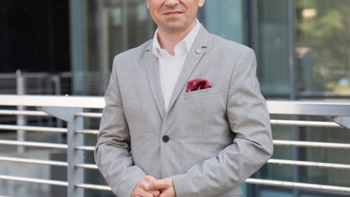 Profesor Stefański na tle budynku WPiA UŁ