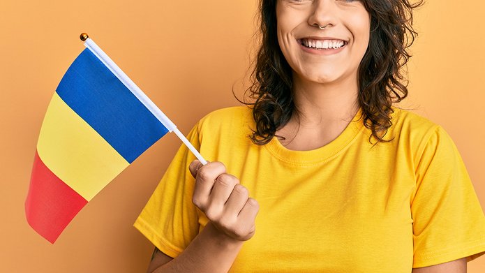 Dziewczyna z flagą Rumunii